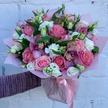 Букет из розовых роз и орхидей "Нежность" - доставка в по Воркуте